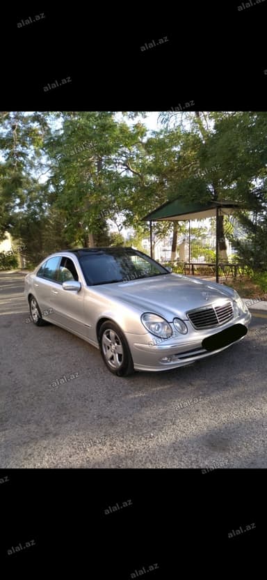 Mercedes-Benz E 240: 2.6 l | 2002 il Sedan