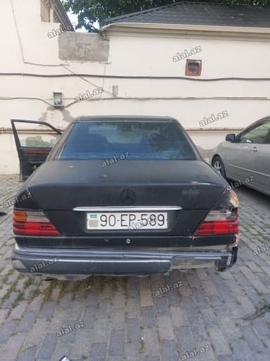 Mercedes-Benz W124 sedan - Korpus: 4 qapılı sedan, qara rəng -