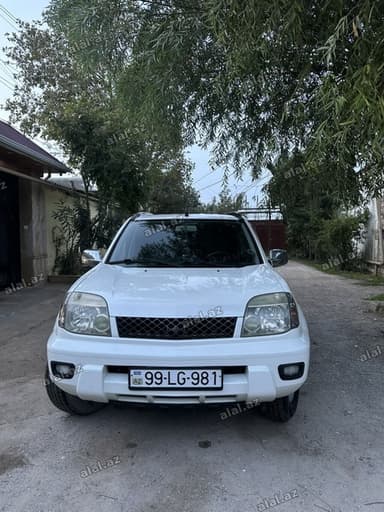 Nissan X-Trail, ağ rəng, 5 qapı SUV/crossover. Özəlliklər: - Güclü və