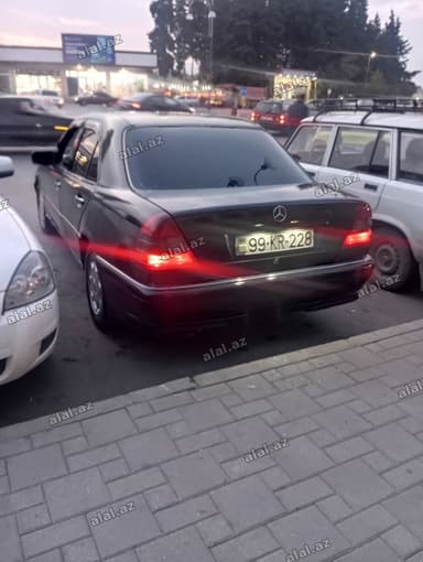 Mercedes-Benz S-Class (W220) sedan - Korpus: tam ölçülü lüks sedan