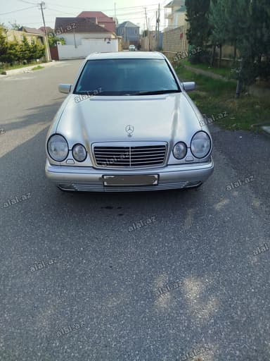 Mercedes-Benz E 240: 2.4 l | 1998 il Sedan