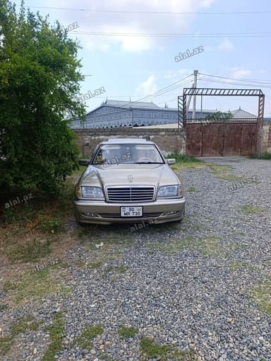 Mercedes-Benz C‑Class W202 sedan - Korpus: qızılı rəng, 4 qapı