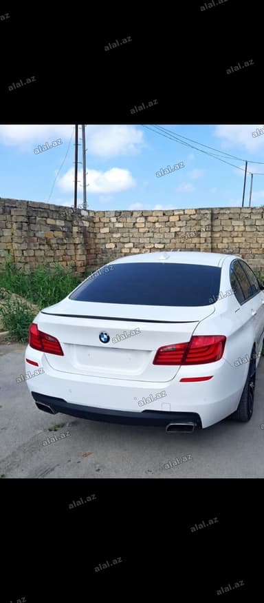 BMW 5 Series sedan – ağ rəng, arxa görüntü - Korpusa inteqrə edilmiş