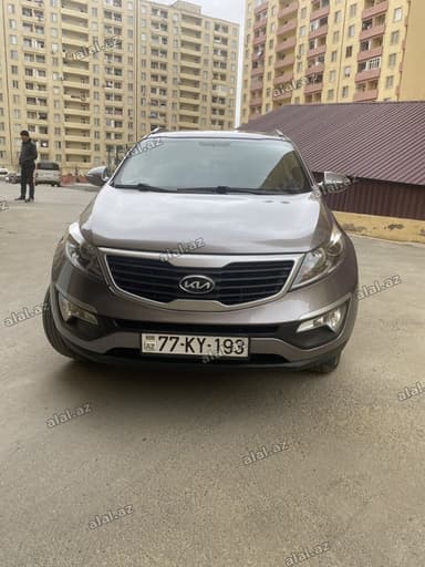- Kuzov: kompak SUV, metalik boz rəng - Mühərrik və ötürmə: benzinli