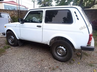 VAZ 2121 Niva, ağ rəng, 3 qapılı kuzov, tam ötürücülü (4x4) ofroud