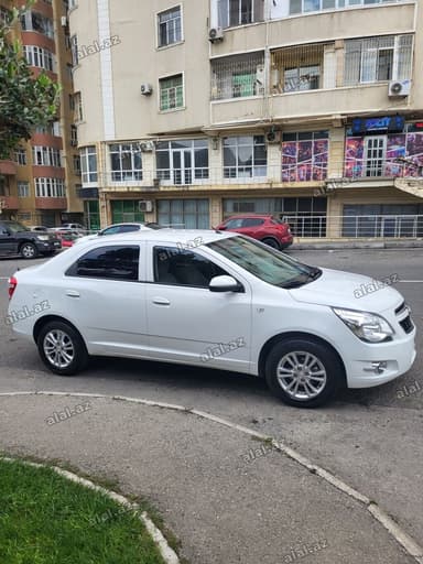 Chevrolet Cobalt sedan – ağ rəng, avtomatik ötürmə Xüsusiyyətlər: -