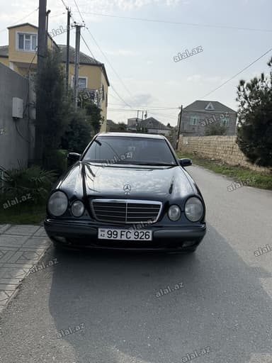 Mercedes-Benz E 220: 2.2 l | 2001 il Sedan