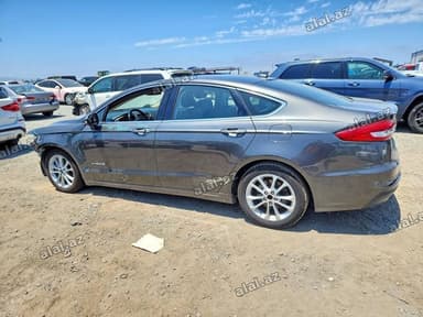 Ford Fusion Hybrid sedan - Ban növü: sedan - Güc qurğusu: hibrid