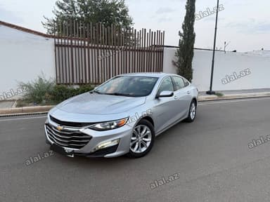 Chevrolet Malibu – gümüş rəngli, geniş və komfortlu sedan