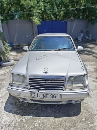 Mercedes-Benz sedan - Korpus: gümüş rəng, 4 qapı, klassik Mercedes