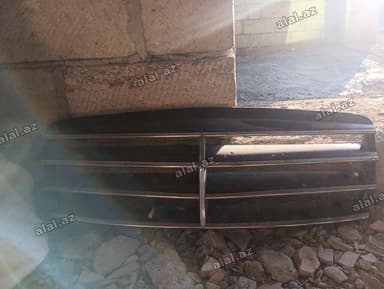 Qara rəngdə, xrom zolaqlı Mercedes-Benz radiator barmaqlığı