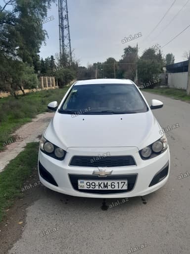 Chevrolet Aveo sedan – ağ rəng - Kuzov: 4 qapılı sedan, ağ rəng, qara