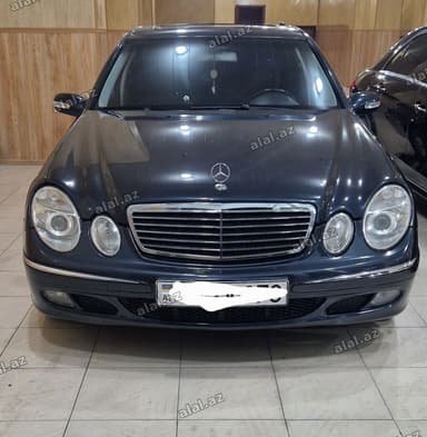 Mercedes-Benz E 240: 2.4 l | 2002 il Sedan