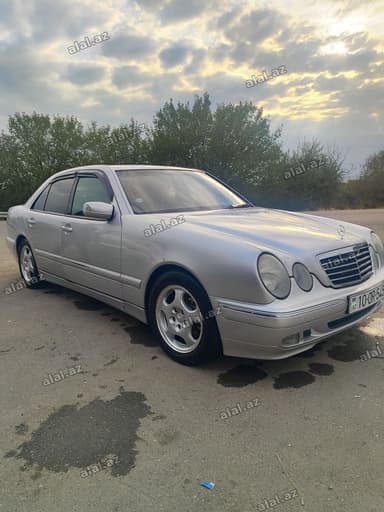 Mercedes-Benz E 320: 3.2 l | Sedan