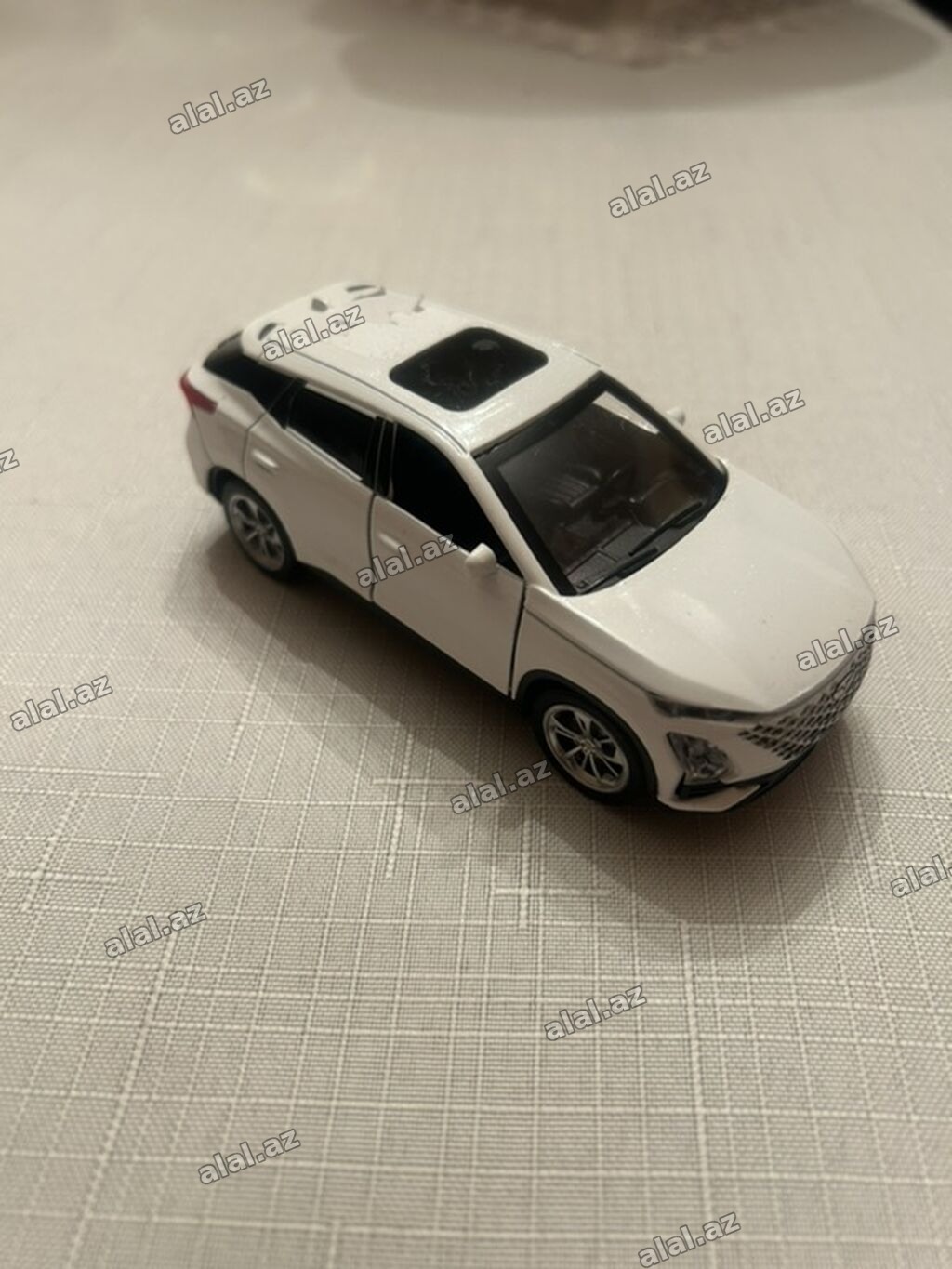 Ağ rəngli miniatür SUV model maşın oyuncağı - Korpus: detalı işlənmiş