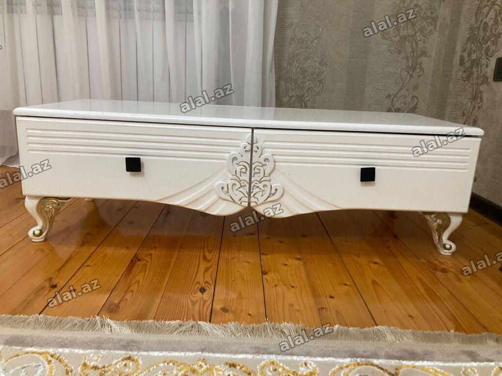 İşlənmiş, Düz TV altlığı, Polkasız, Laminat
