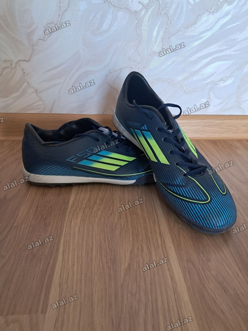 Adidas qapalı meydança futbol ayaqqabısı (futsal) 2 defe istifade