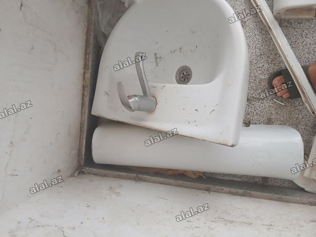 - Divara bərkidilən keramik əl-üz yuma lavabosu - Komplekt: lavabo
