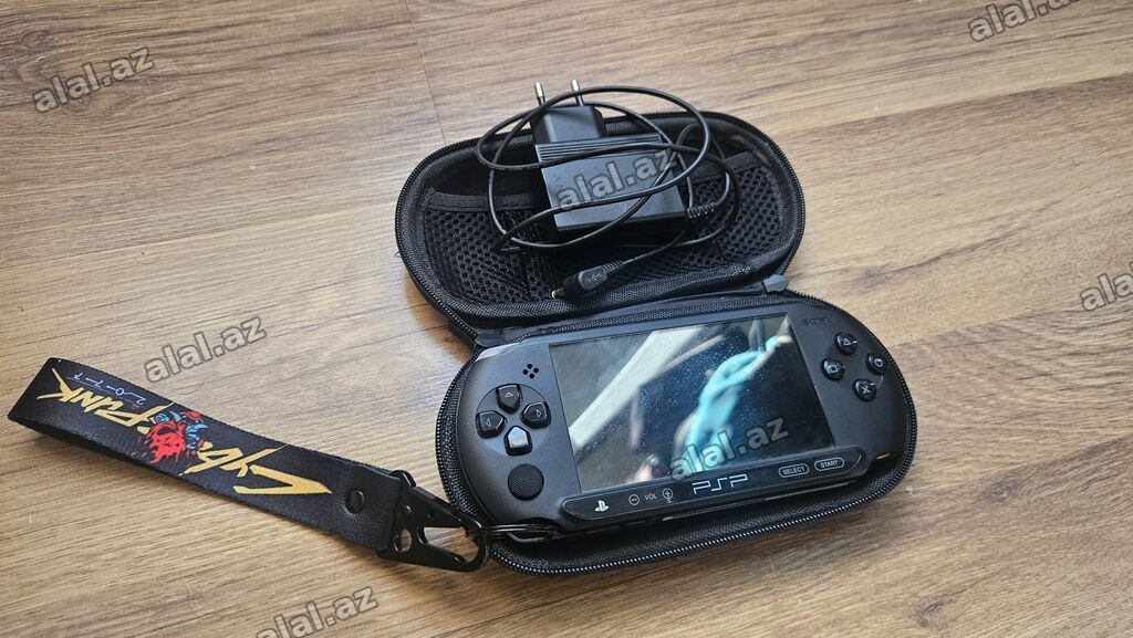 PSP Street satılır üzərində yaddaş kartı original adapter və çanta