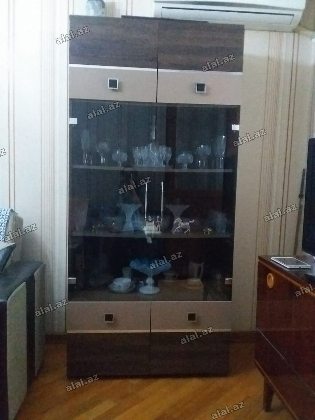 Şüşəli vitrin şkaf eni 43,uzunlug 193,derinluk 40 - Material