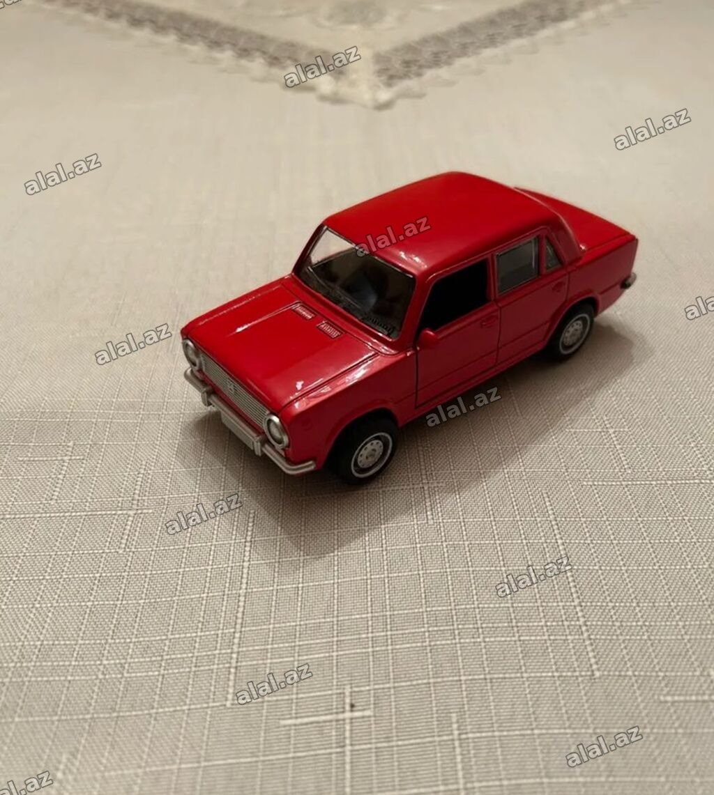 Qırmızı klassik sedan oyuncaq avtomobil maketi - Material: metal