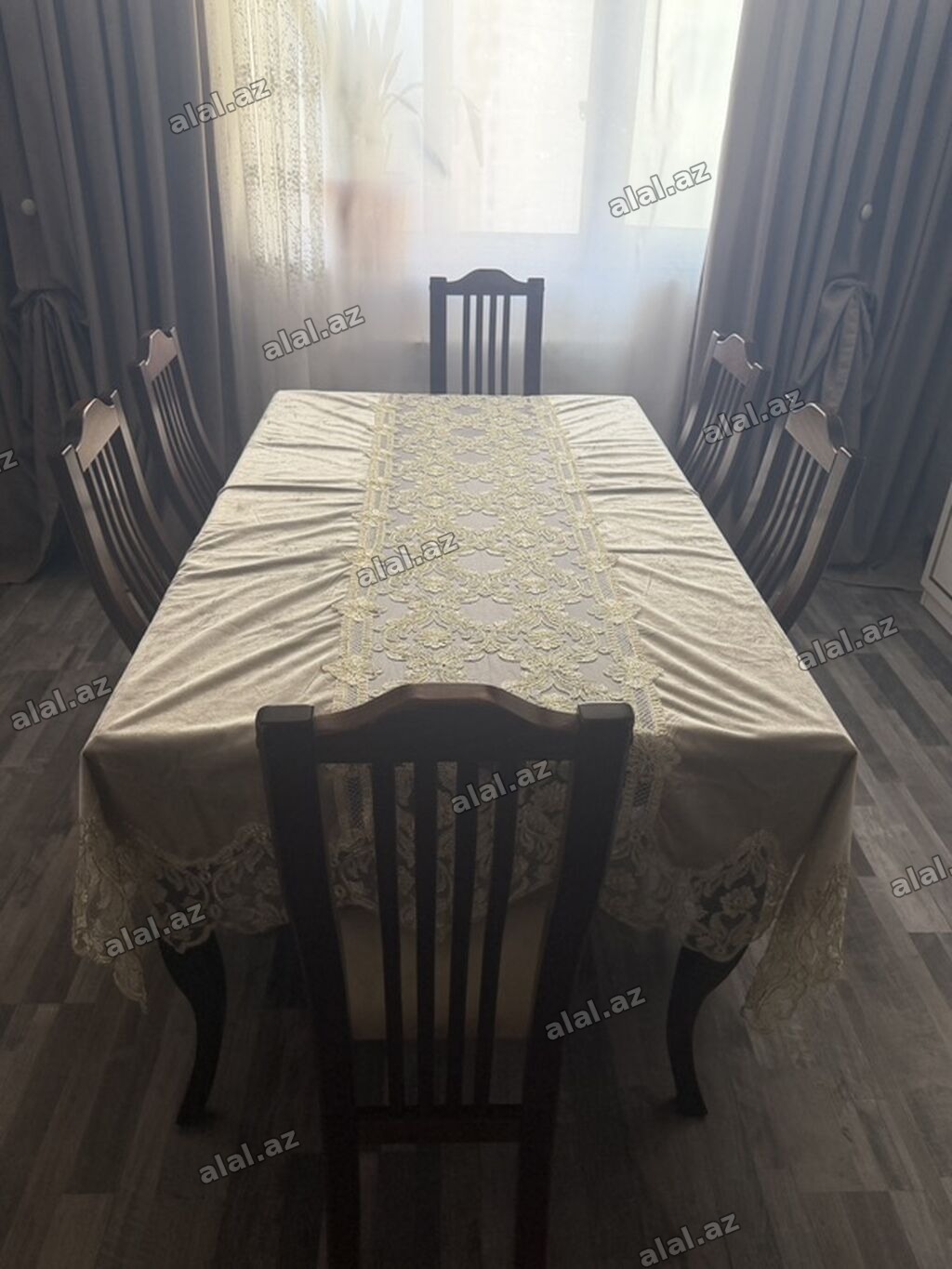 - 6 nəfərlik yemək masası və stul dəsti - Material: tünd rəngli massiv
