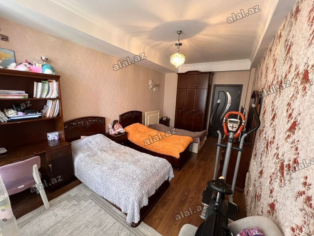 Bakı, 3 otaqlı, Köhnə tikili, m. Neftçilər, 140 kv. m