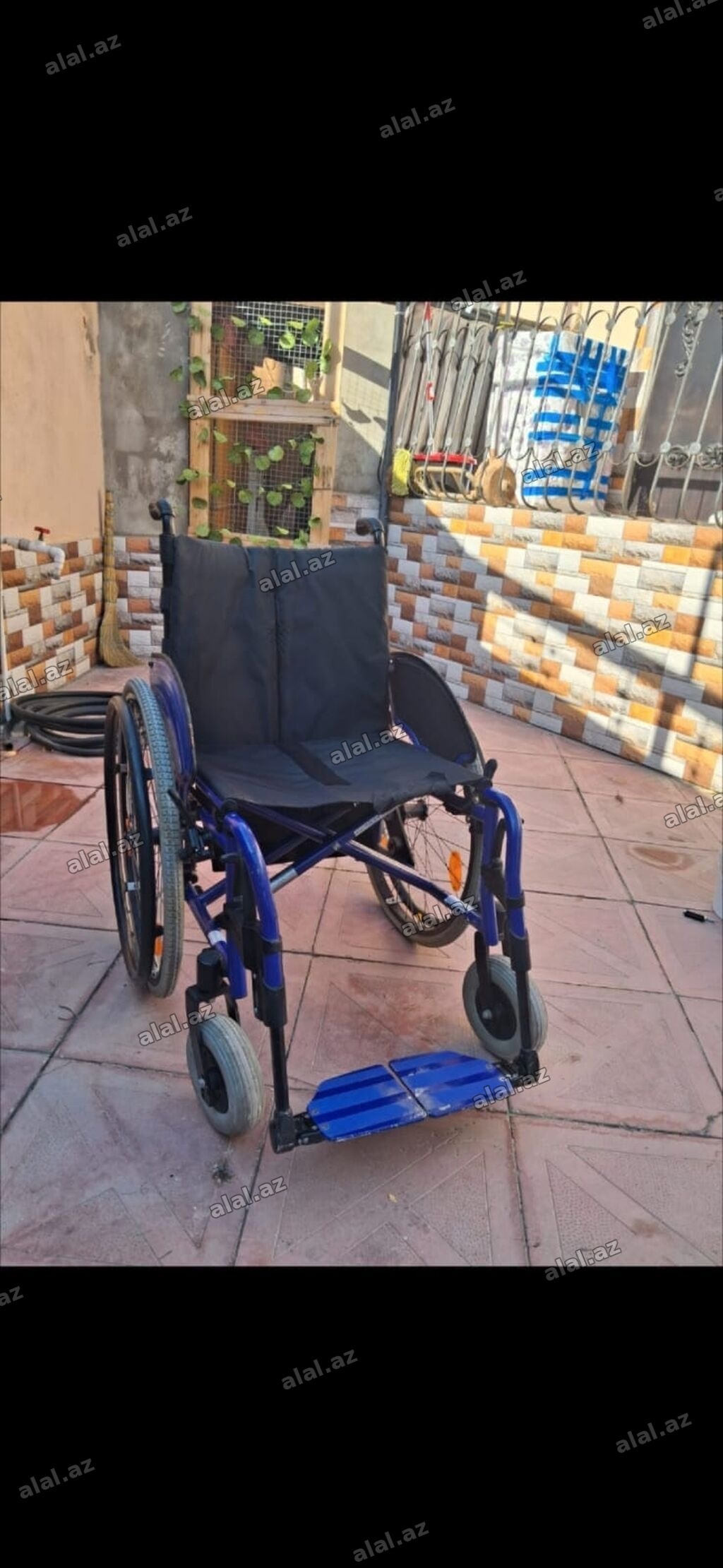 Əl ilə idarə olunan əlil arabası. Möhkəm metal karkasa malikdir və