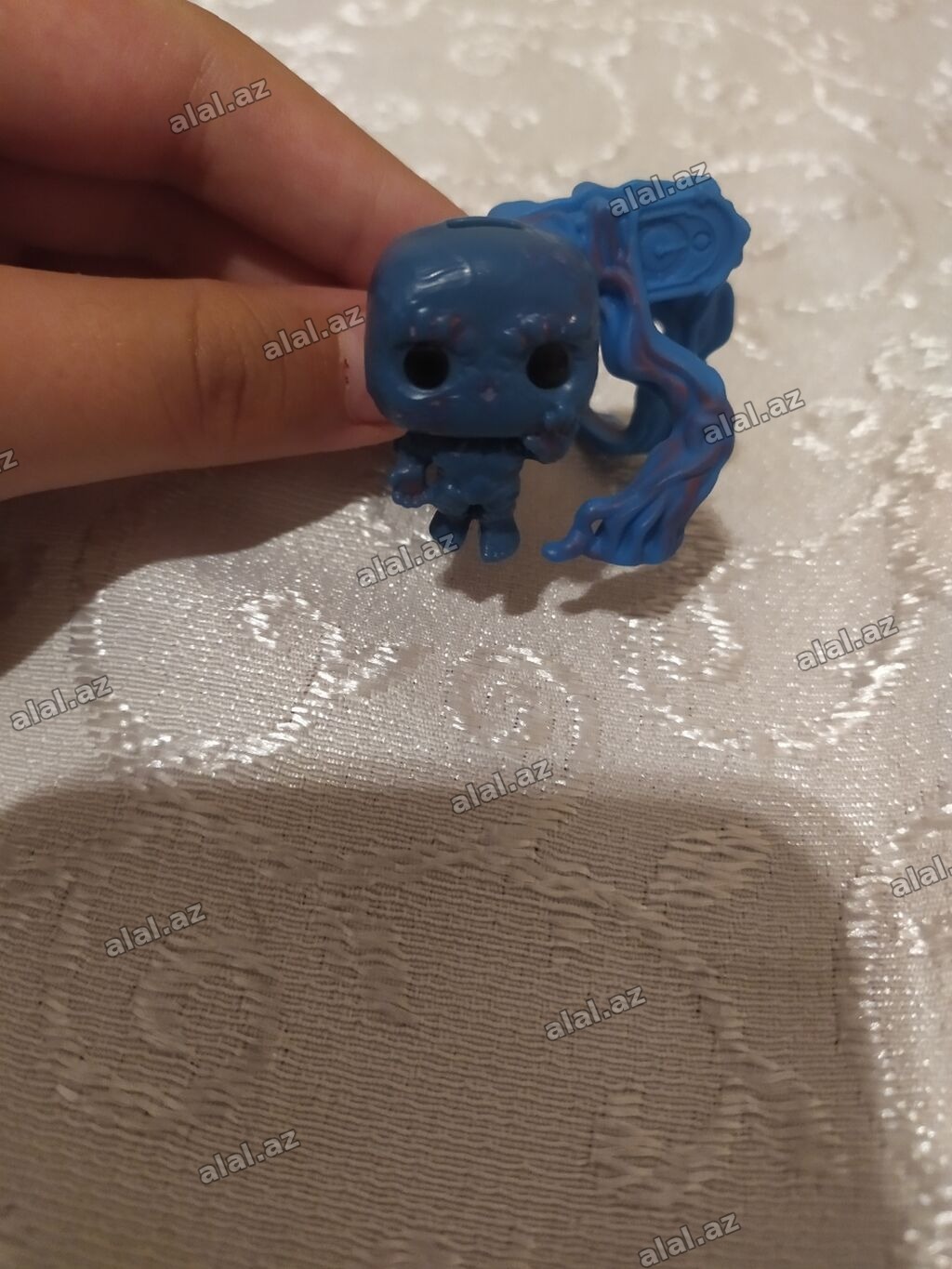 Mavi rəngdə mini fiqur/həlqə-oyuncaq. Yumşaq plastikdən hazırlanıb