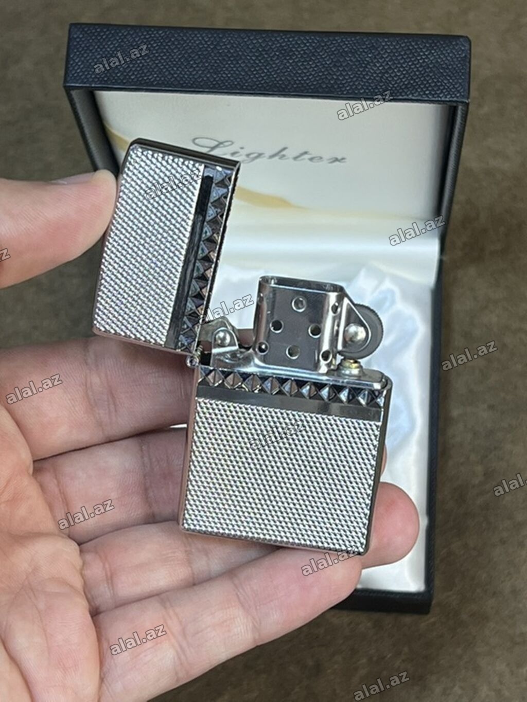 Zippo qapaqlı benzin alışqan - Korpus: metal, gümüşü rəng, hər iki