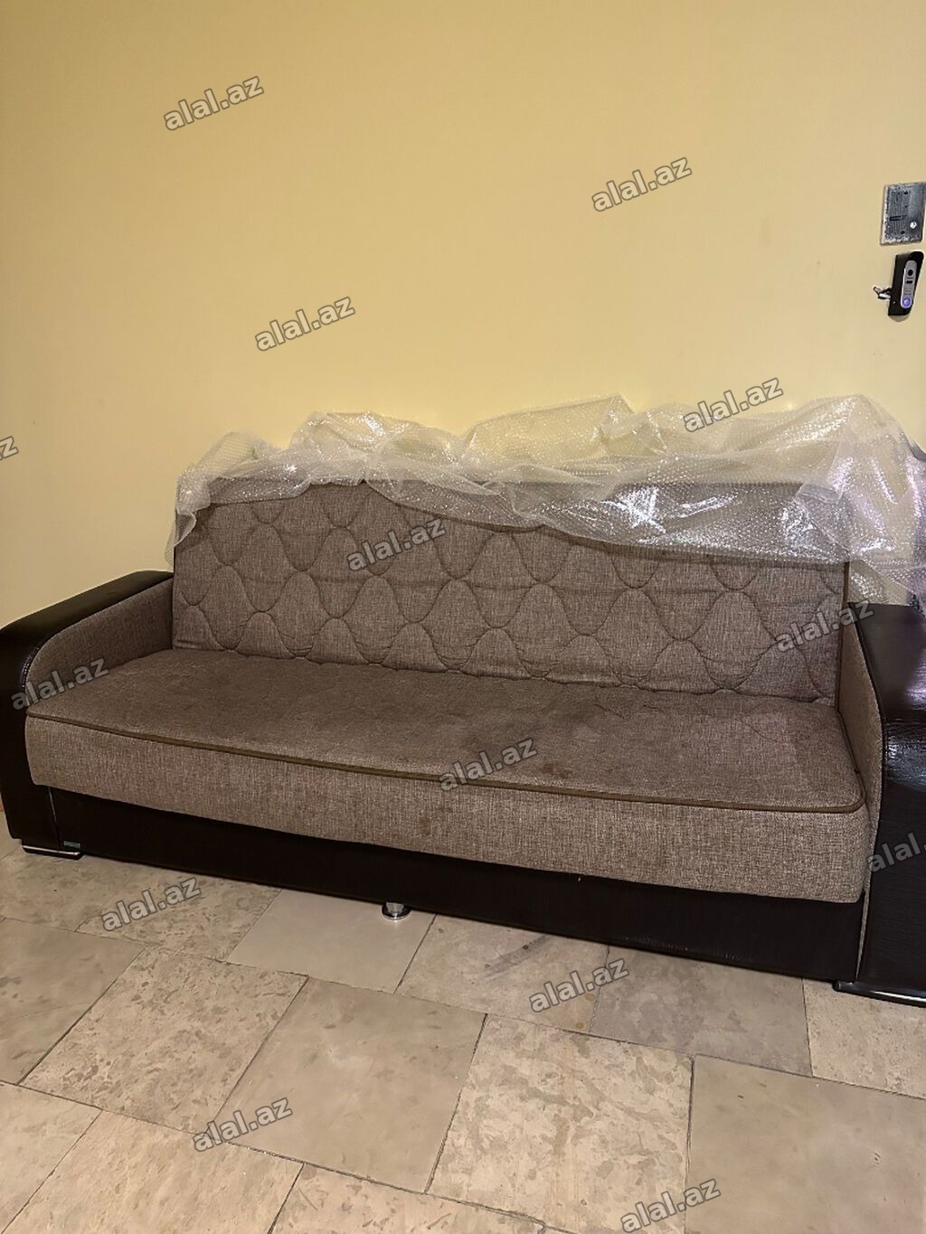 Divan açılandır və normal vəziyyətdədir