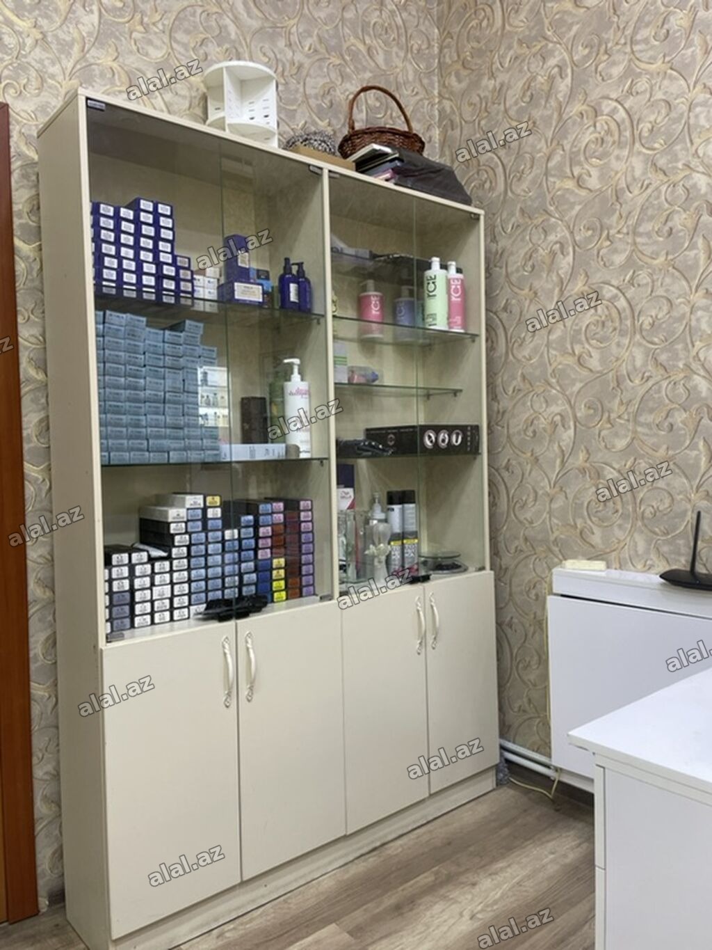 Salon üçün şüşəli vitrin-dolab - İki bölməli, yuxarı hissəsi şüşə