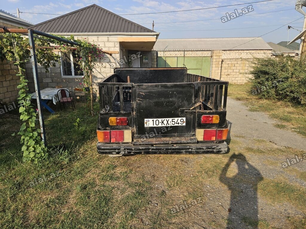 GAZ-24 “Volqa” əsasında yığılmış yük pikapı - Kuzov: Qara rəng, arxa