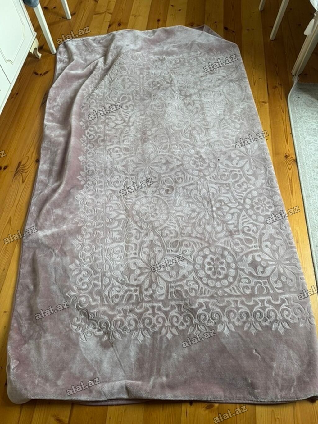 - Məhsul: Pled/örtük - Material: Yumşaq, məxməri toxuma (flis tipli)