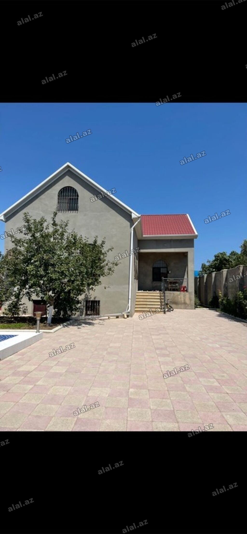 Hovuzlu həyət evi - Geniş, tam daş hasarla əhatələnmiş həyət;