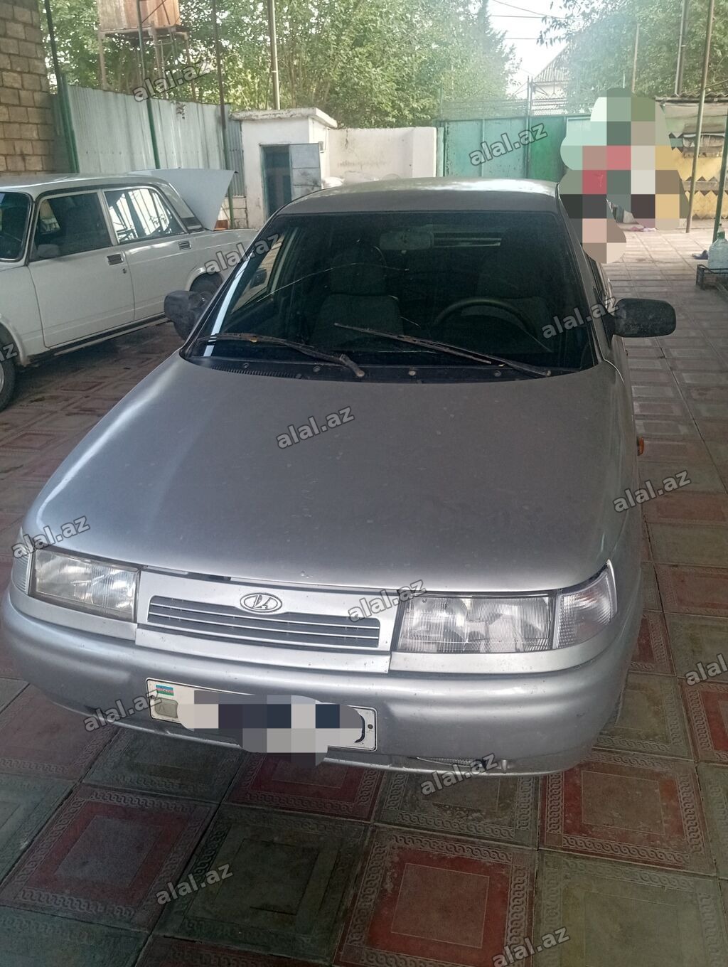 LADA 112, gümüşü rəng, hetçbek kuzov. Xüsusiyyətlər: - 5 qapı, geniş