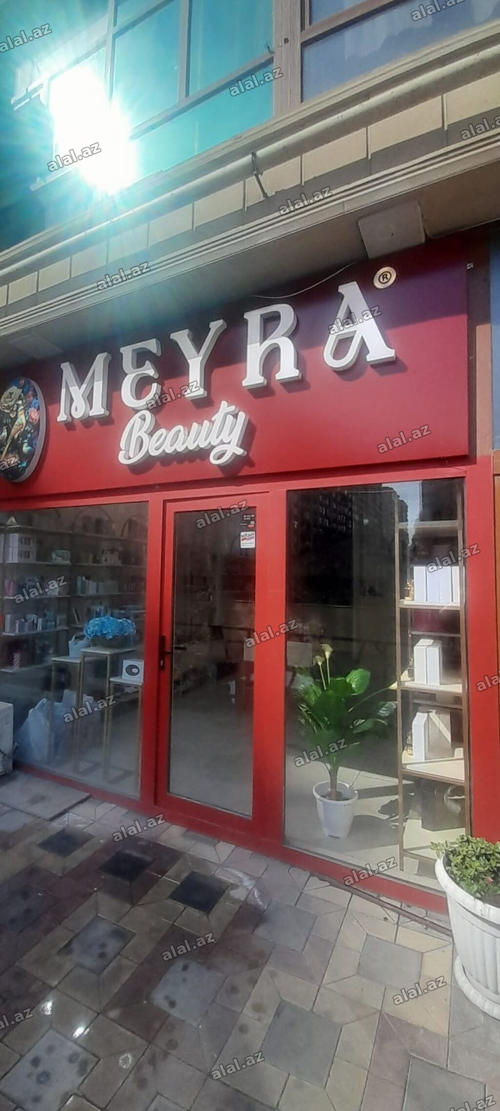 Arendaya verilir Xətai metrosuna yaxin əsas kucəyə baxir geyri yaşayoş