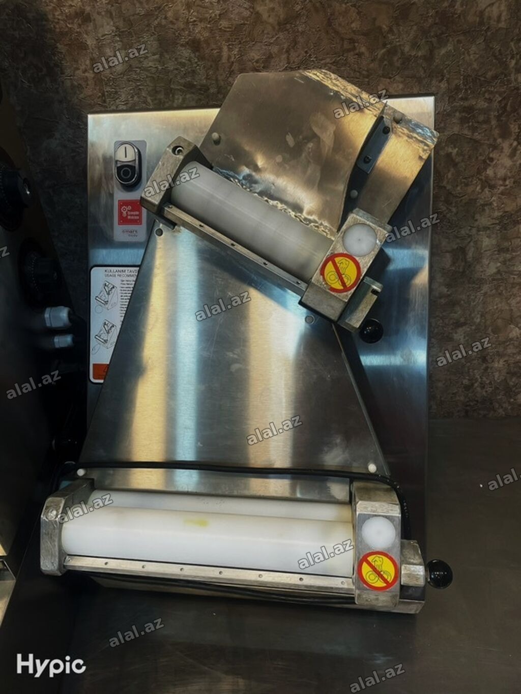 Xəmir açma aparatı paslanmayan poladdan hazırlanmışdır və şaquli