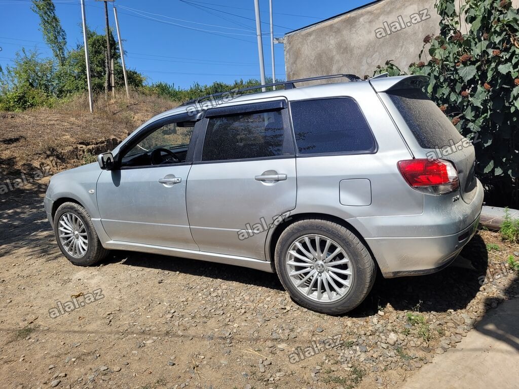 Mitsubishi Airtrek: 2 l | 2002 il 332000 km Universal