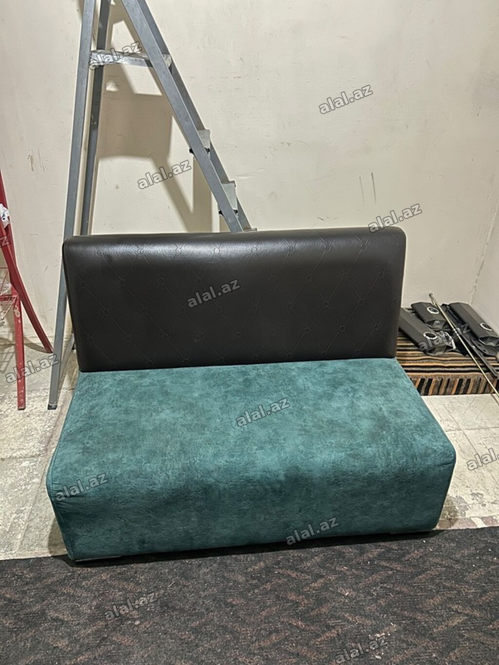 İki rəngli mini oturacaq/mini divan - Dizayn: Arxa hissə qara süni