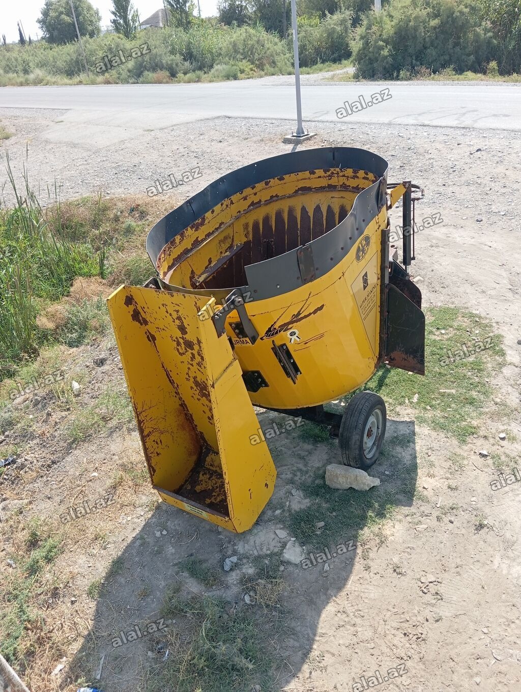 Kənd təsərrüfatı üçün yemin qarışdırılması və paylanması üçün qoşqu