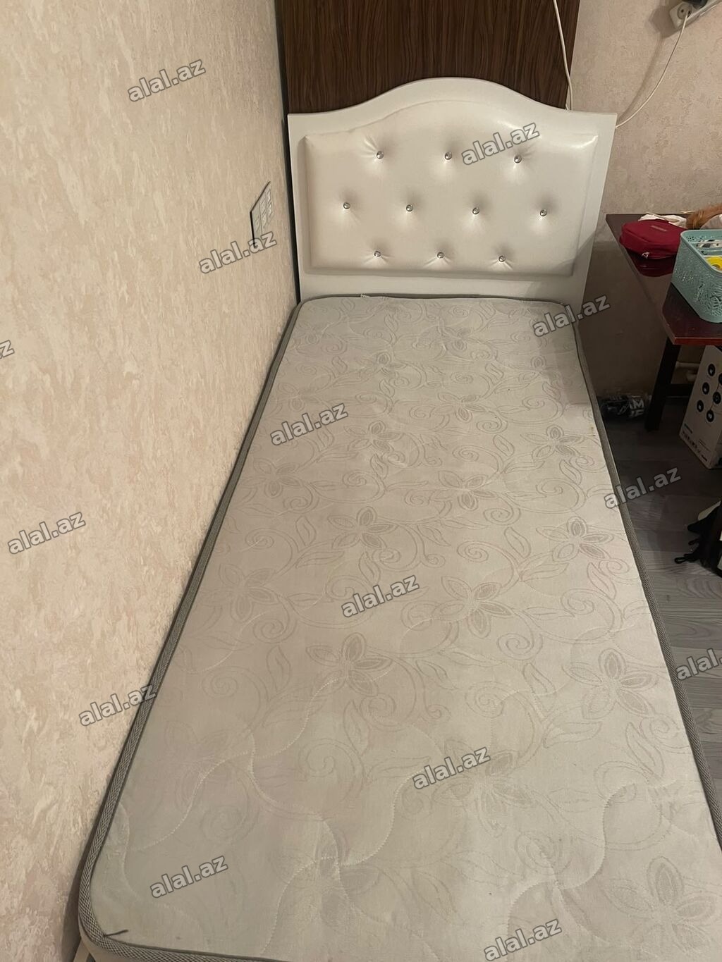İşlənmiş, Təknəfərlik çarpayı, Bazasız, Matras ilə, Siyirməsiz