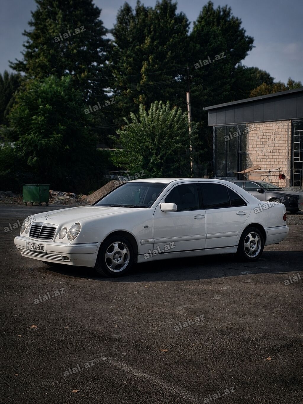 Mercedes-Benz E-Class: 2.3 l | 1996 il Sedan