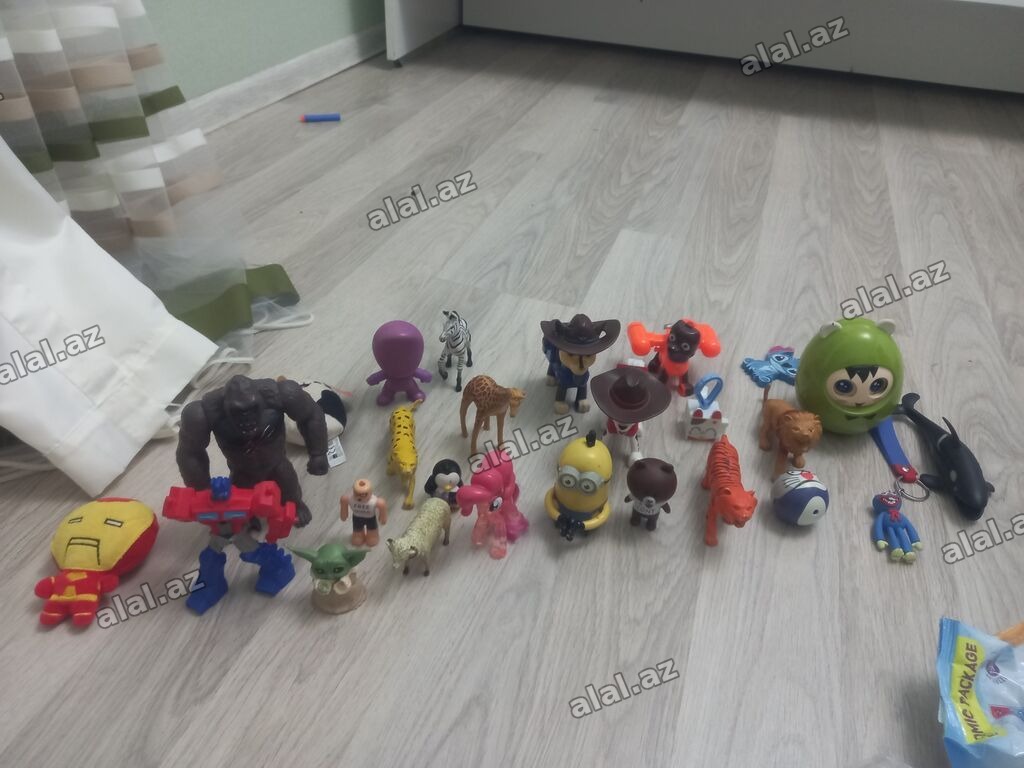 Uşaq fiqurları və kiçik oyuncaqlar kolleksiyası birisi 2 azn di, 10