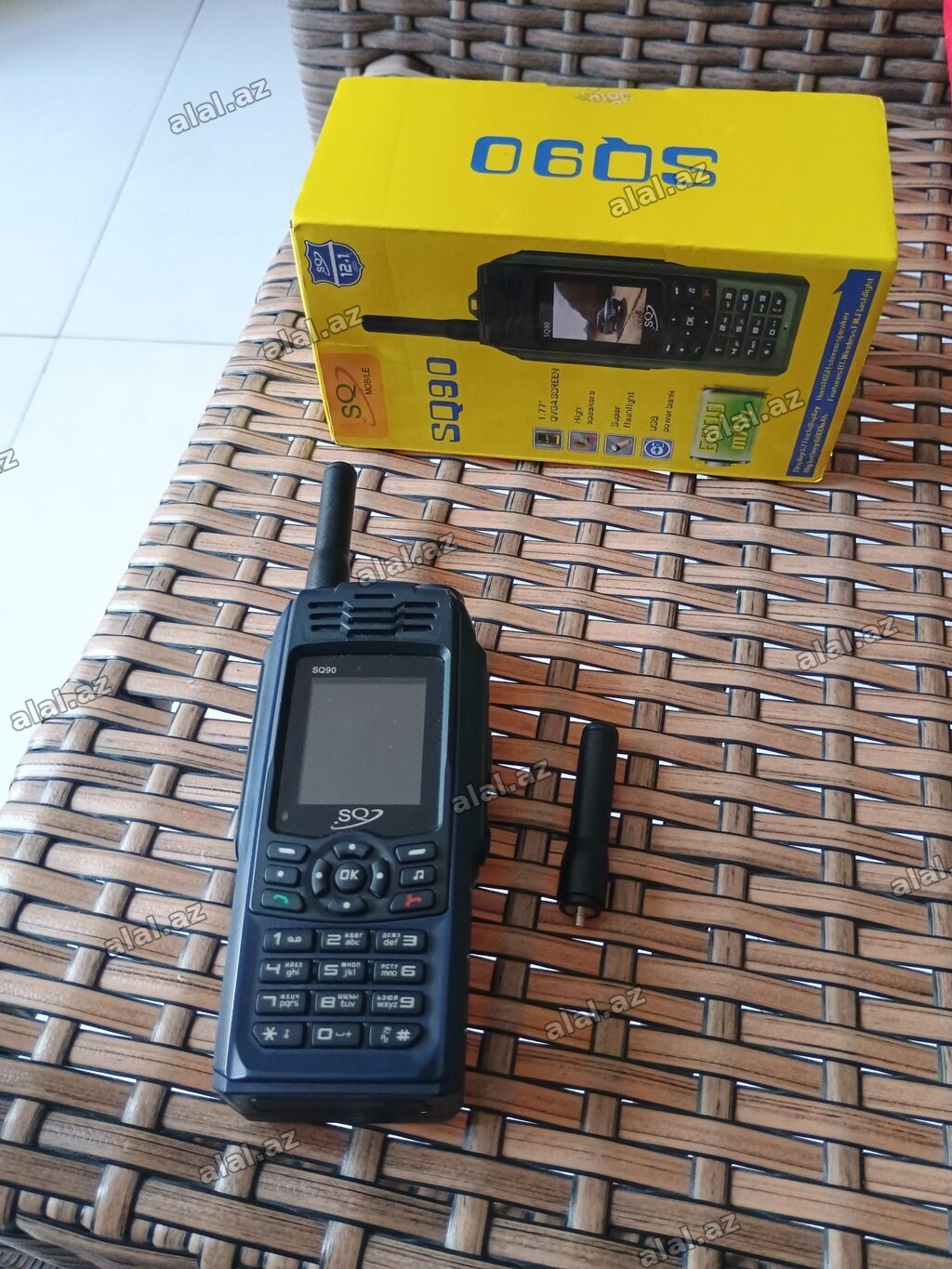 SQT S090 iki-SIMli düyməli telefon/radio Xüsusiyyətlər: - 1.77"