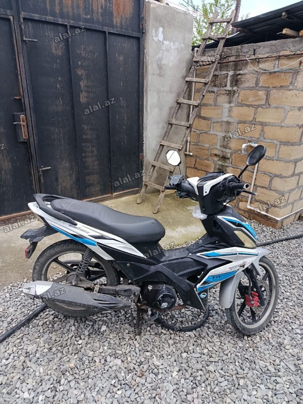 Skuter/Moped tipli motosiklet - Korpus rəngi: ağ-qara, mavi aksentlər