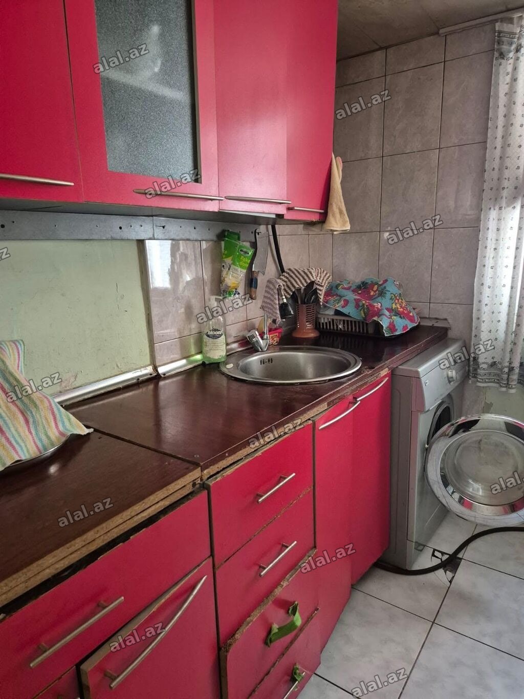 Sahil metrosuna 3 dəqiqəlik, ADPU 5-7 dəqiqəlik məsafədə yerləşən
