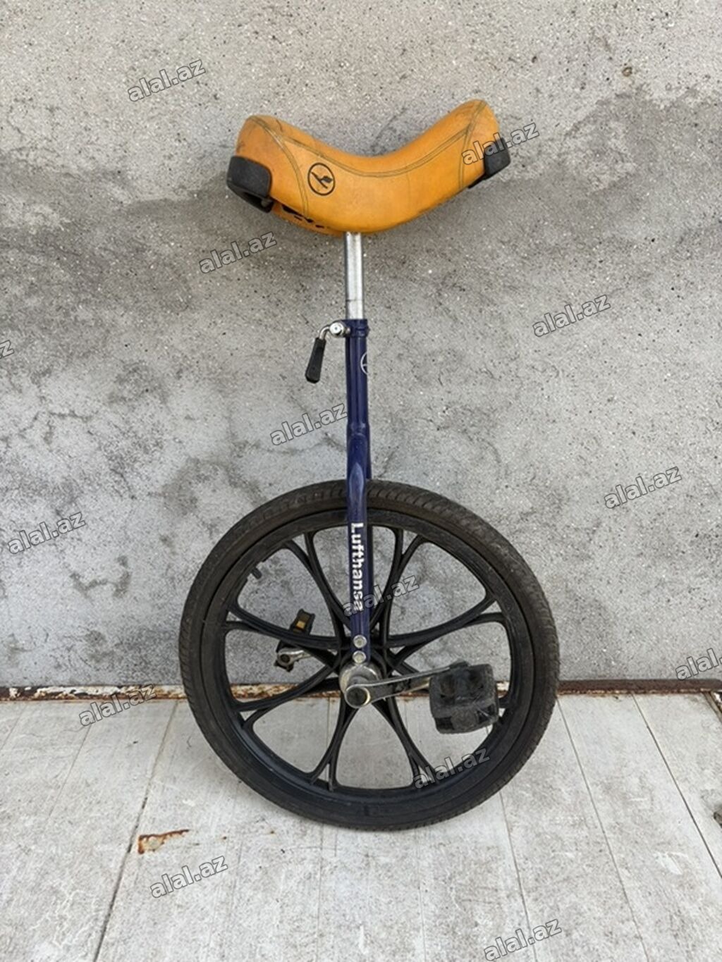 Bir təkərli velosiped (unicycle) - Brend/loqo: Lufthansa (çərçivə və