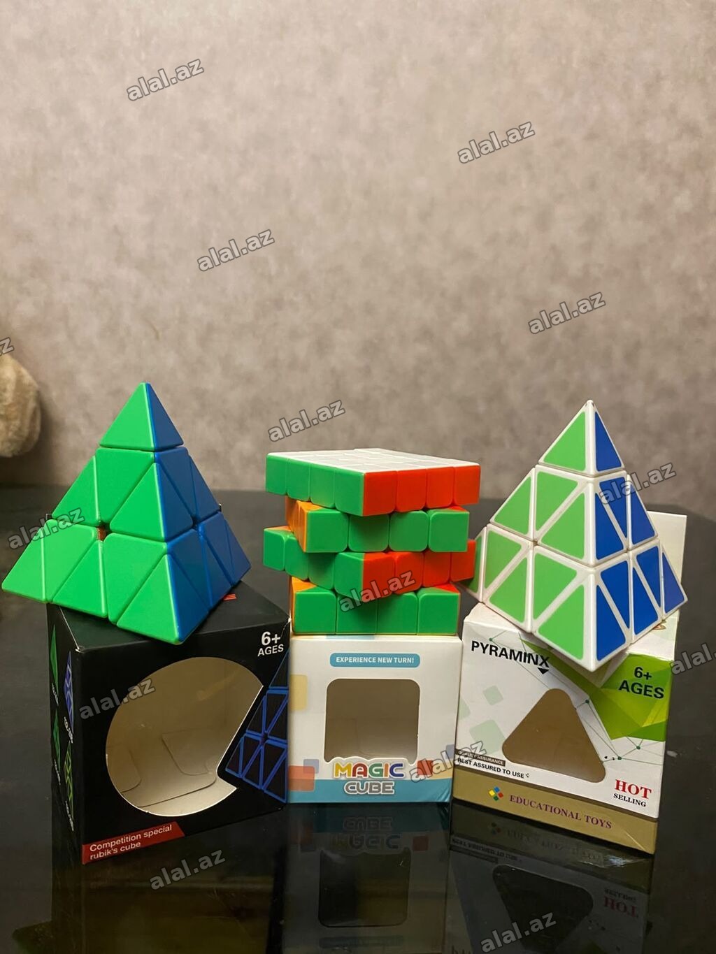 Kubik Rubikler. Her biri ideal veziyyetdedir.Hec bir qiriği veya