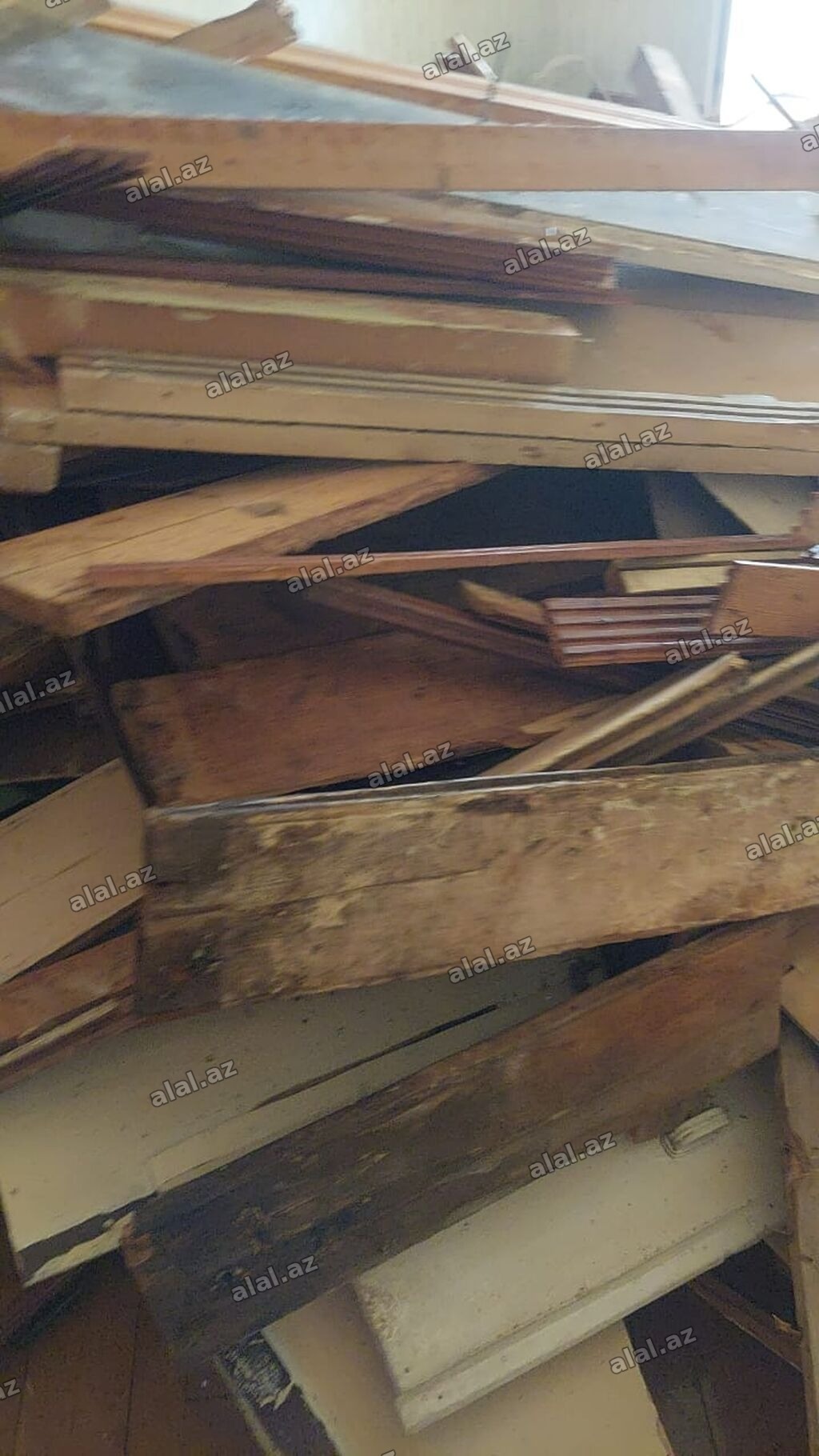 Taxta tullantıları və söküntü materialları - Mənbə: mənzil daxili